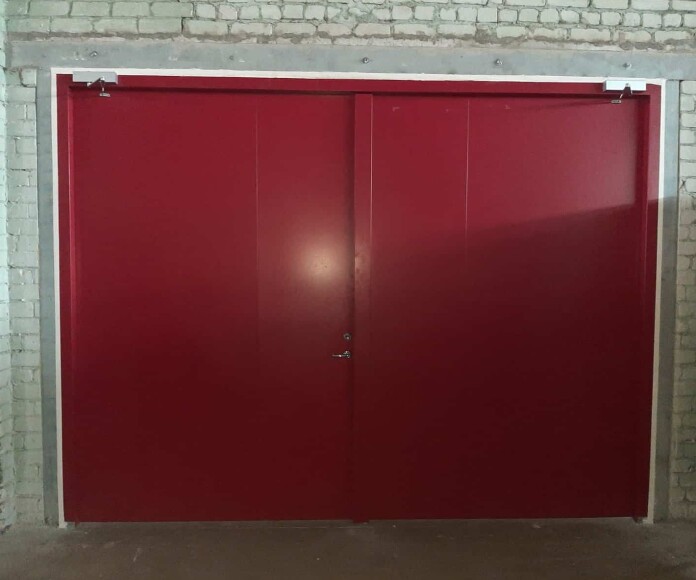 Обратная сторона - ворота оснащены доводчиками