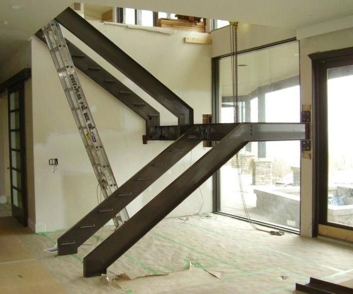 Каркас лестницы на косоурах из швеллера
