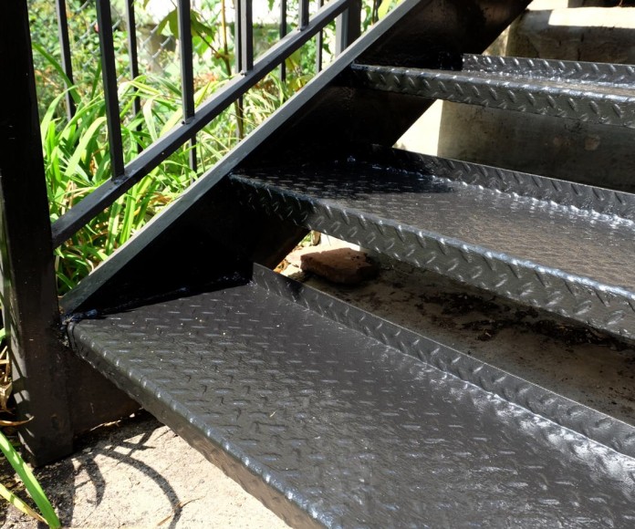 Фото Гнутые ступени из рифленого листа