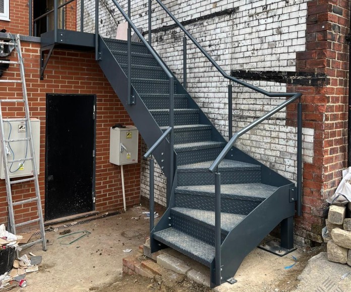 Фото Забежная поворотная лестница с гнутыми ступенями