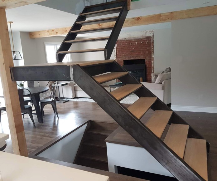 Фото Металлокаркас лестницы с поворотом 90 градусов на двух косоурах