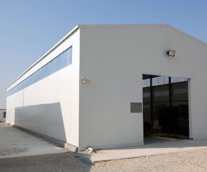 Фото Быстровозводимый ангар из сендвич-панелей белый