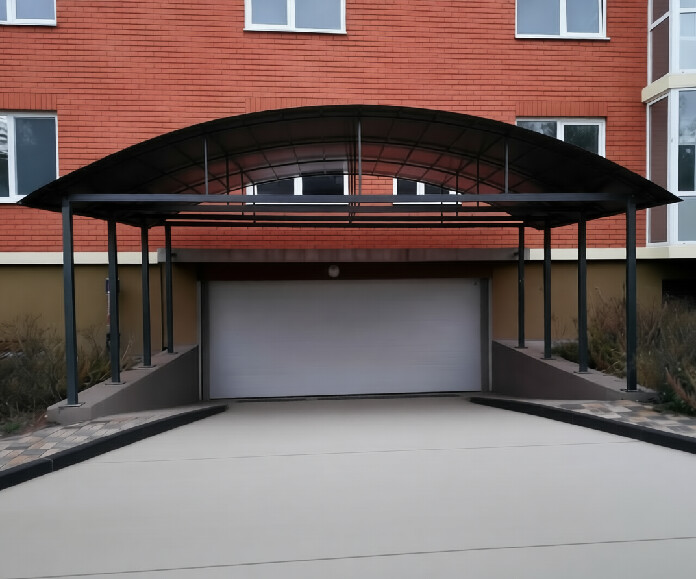 Навес для машин над въездом в подземный гараж