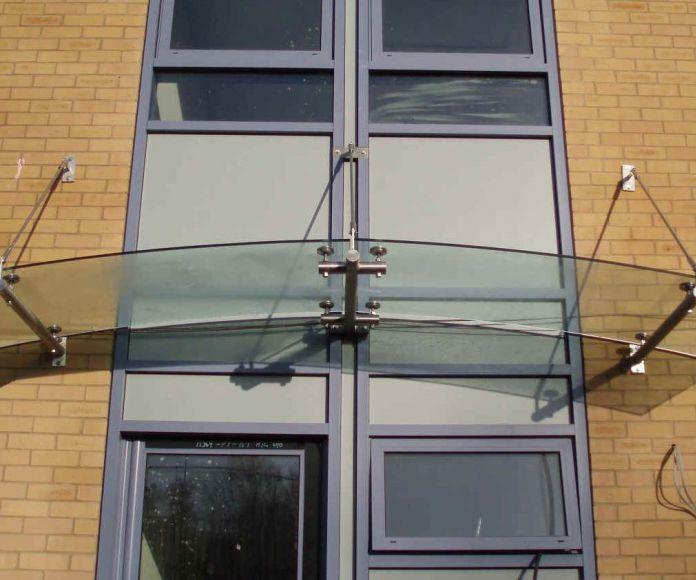 Фото Козырек из нержавейки и стекла