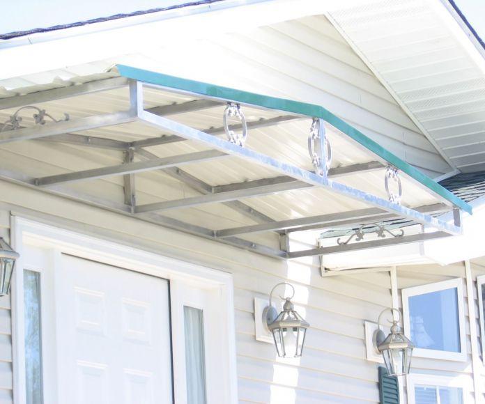 Фото Козырек с коваными элементами