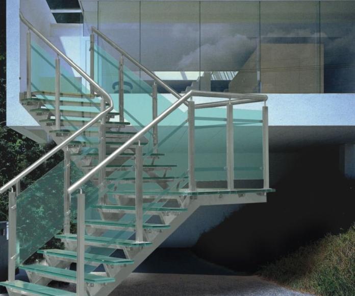 Фото Лестница из нержавейки со стеклянными вставками