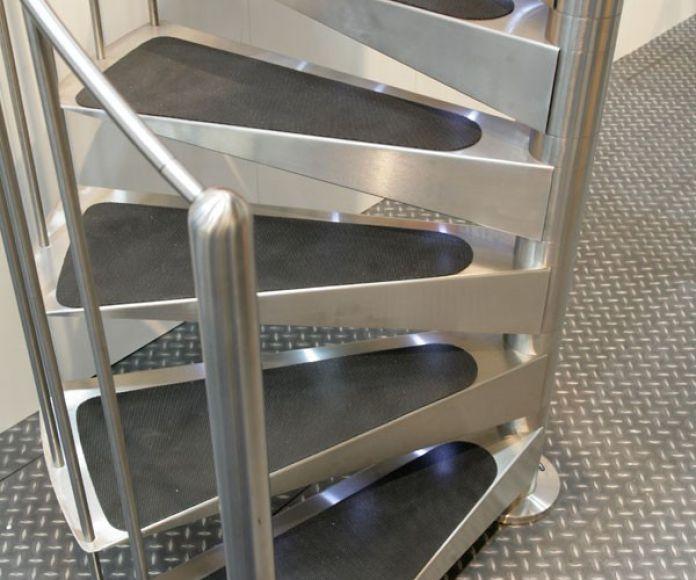 Фото Винтовая лестница из нержвеющей стали