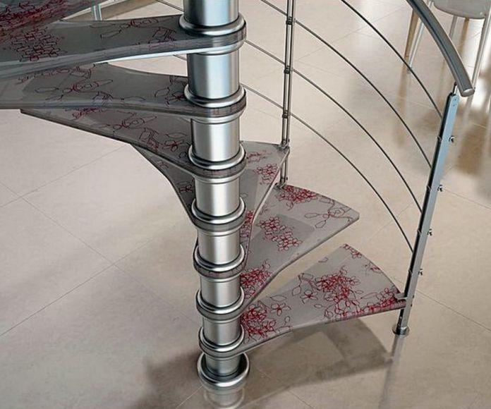 Фото Винтовая лестница со стеклянными слупеньками