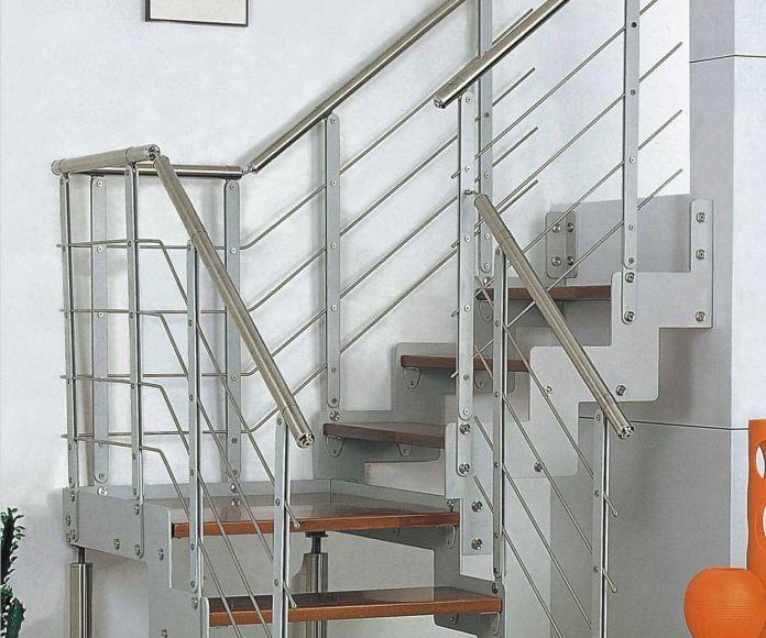 Фото Лестница из нержавейки с деревянными ступеньками