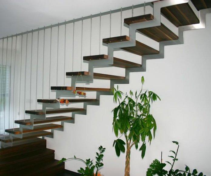 Фото Прямая лестница на металлических косоурах из листа