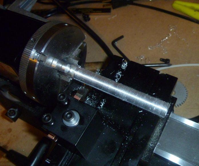 Фото Нарезание внешней метрической резьбы