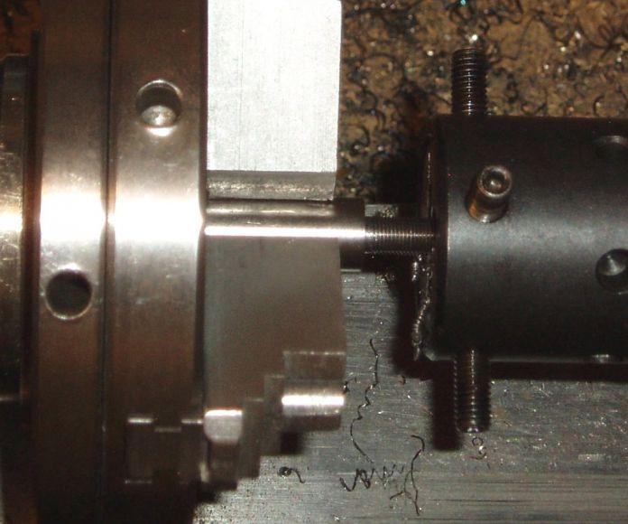 Фото Нарезание внешней резьбы плашкой