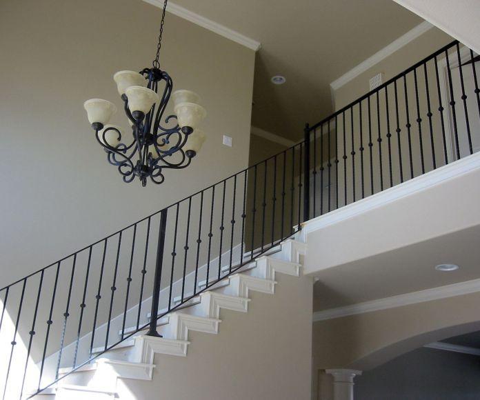 Фото Лестничное ограждение с кованым элементами