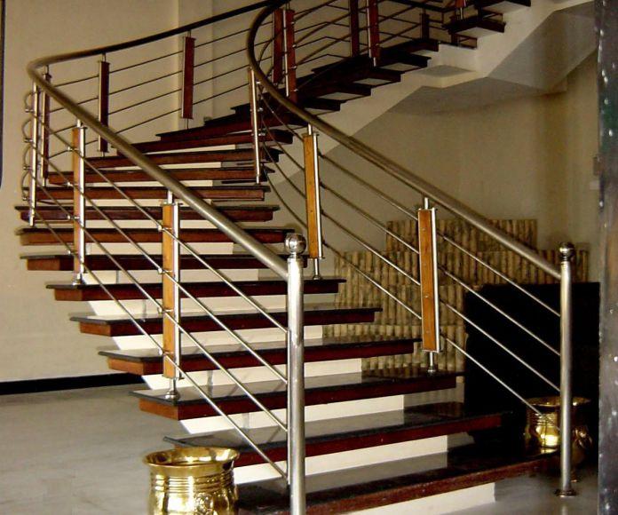 Фото Перила с деревянными вставками