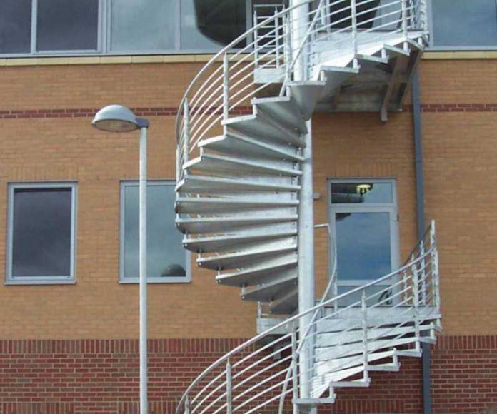 Фото Винтовая лестница высотой 8 м с навесом