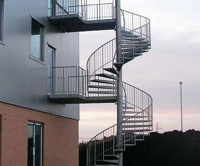 Фото Винтовая лестница высотой 8 м без навеса