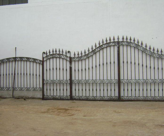 Фото Ворота с коваными элементами