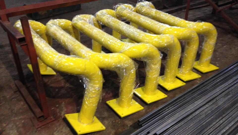 Столбики и колесоотбойники