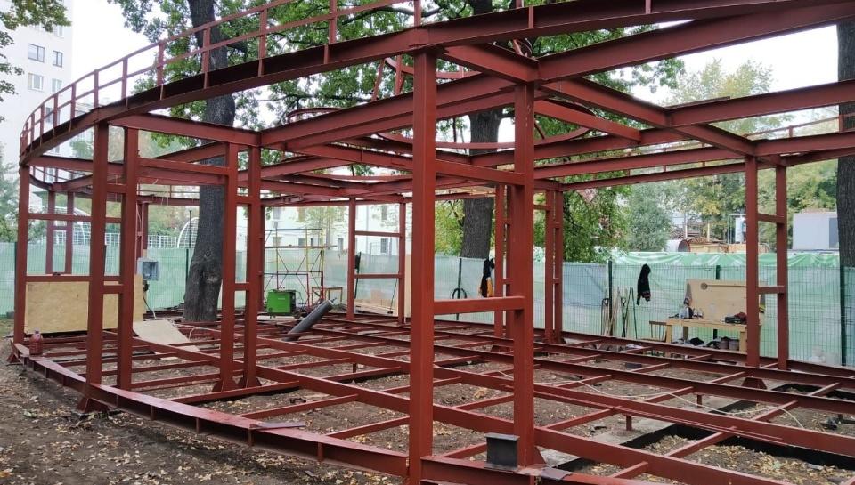 Металлокаркас беседки в саду Баумана