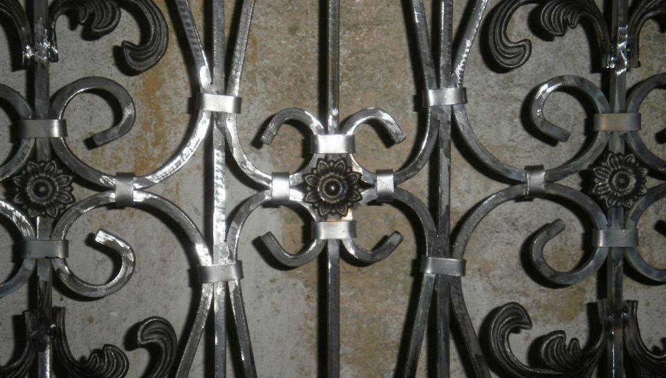Сварной забор с коваными элементами