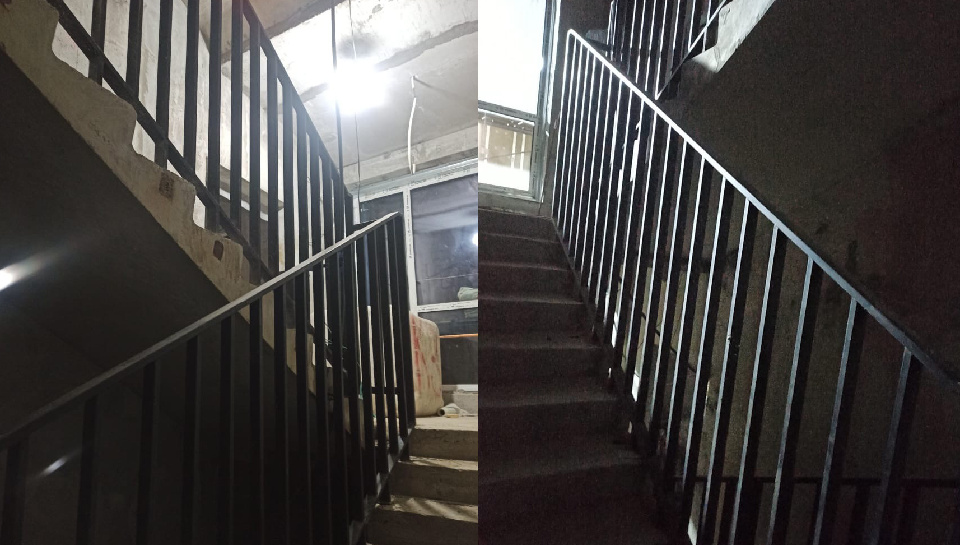 Черные перила в многоквартирном доме